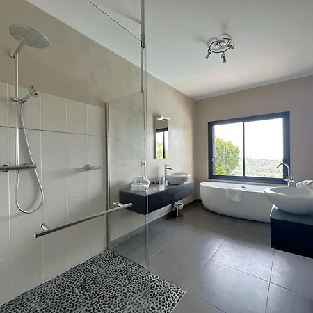 Eden Pour 8 Personnes Climatisee Avec Piscine Chauffee Et Vue A Villa