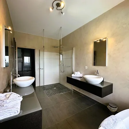 Eden Pour 8 Personnes Climatisee Avec Piscine Chauffee Et Vue A Villa La Londe-les-Maures